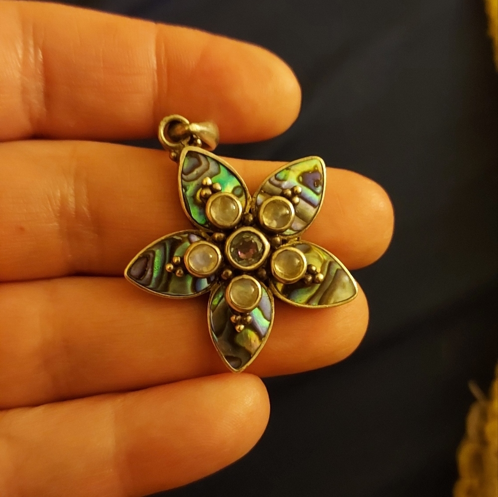 Sajen pendant